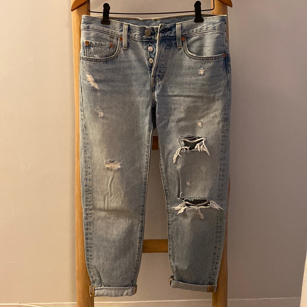 Levi’s 501T women’s jeans in size W26 L28z in light wash in EUC